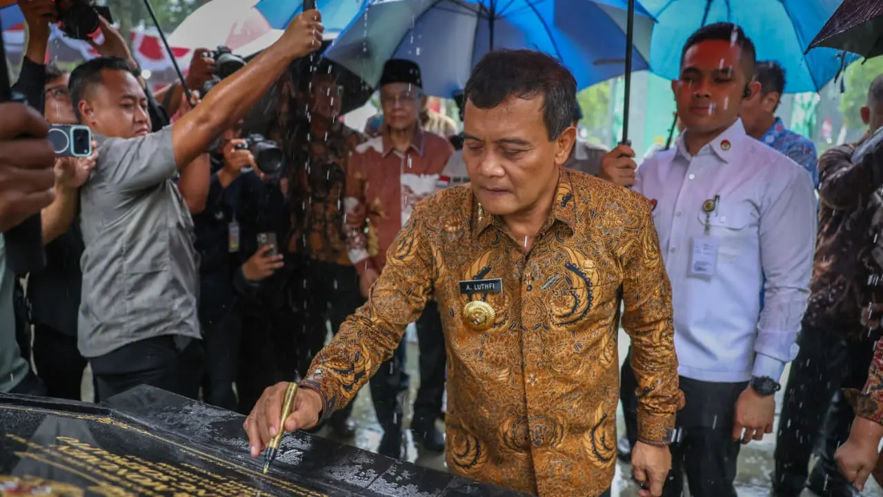 Gubernur Jateng Ahmad Lutfhi resmikan taman dan monumen RM Bambang Soeprapto. (Liputan6.com/Felek Wahyu)