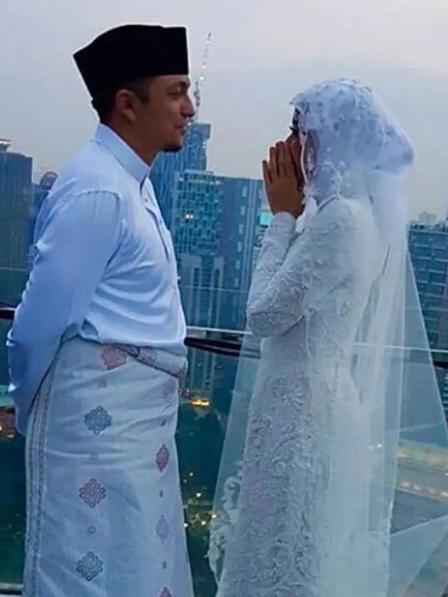 Ia juga menuliskan pesan pada Engku Emran untuk mencintai Laudya Cynthia Bella karena pilihan Tuhan untuknya. Serta meminta Emran menjaga Bella dengan sebaik-baiknya dalam menjalani rumah tangga mereka. (Instagram/bellaengkuemran)