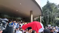 Jenazah Prof Azyumardi Azra, langsung diberangkatkan ke Makam Pahlawan Kalibata, Jakarta untuk dimakamkan, Senin (20/9/2022). (Dok. Liputan6.com/Pramita Tristiawati)