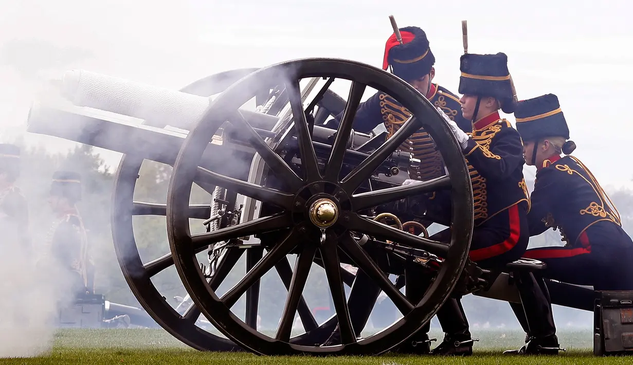 Anggota Raja Pasukan Royal Horse menembakkan meriam dalam menyambut kelahiran anak ketiga Pangeran William dan Kate Middleton di London, Selasa (24/4). Masing-masing meriam dibunyikan setiap 10 detik sekali hingga ke 41 meriam. (AFP/Adrian DENNIS)