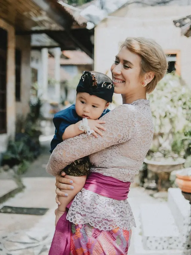 7 Momen Upacara Otonan Anak Westny DJ yang Penuh Akan Makna