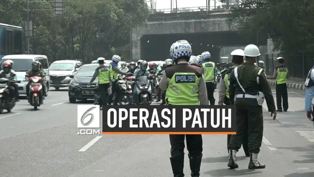 Pengendara sepeda motor melarikan diri dan mengecoh petugas saat razia operasi Patuh Jaya di Jakarta Timur. Meski demikian polisi telah mencatat identitas motor pengendara. Dalam operasi patuh Polres Jaktim menilang 7.000 pelanggar lalu lintas.