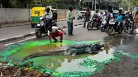 Baadal Nanjundaswamy membuat aksi protes unik untuk menarik perhatian pemerintah.