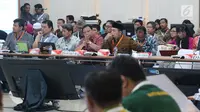 Ketua Bawaslu, Abhan (tengah) saat menghadiri rapat Rekapitulasi Hasil Penghitungan Perolehan Suara Tingkat Nasional dan Penetapan Hasil Pemilihan Umum Tahun 2019, Jakarta, Minggu (5/5/2019). Rapat dihadiri partai politik, timses Capres/Cawapres dan Bawaslu. (Liputan6.com/Helmi Fithriansyah)