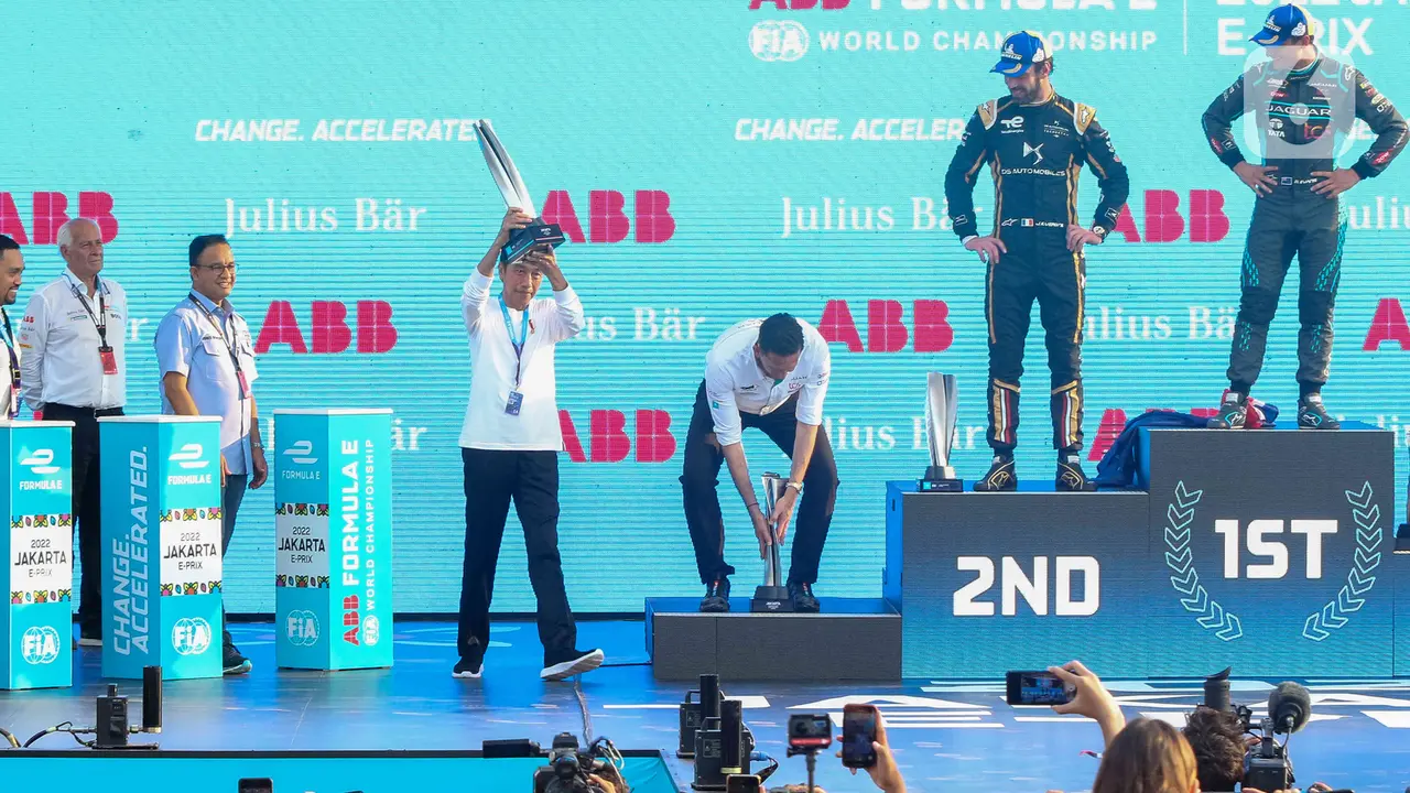 Jokowi Serahkan Piala ke Juara Formula E Jakarta Mitch Evans