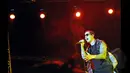 M. Shadows (Vokal) saat menyanyikan lagu saat konser bertajuk "Avenged Sevenfold Asia Tour 2015 Live in Jakarta" di Parkir Timur Senayan, Jakarta, (18/1/2015). (Liputan6.com/Panji Diksana)