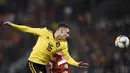 Aksi Thorgan Hazard melakukan duel udara pada laga perdana Kualifikasi Piala Eropa 2020 Grup I yang berlangsung di Stadion Roi Baudouin, Brussels, Jumat (22/3). Belgia menang 3-1 atas Rusia. (AFP/John Thys)