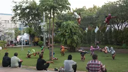 Pengunjung mengamati karya dalam pameran seni rupa kontemporer luar ruang Jakarta Provoke! di Taman Menteng, Jakarta Pusat, Jumat (17/7/2026). Pameran gratis yang berlangsung hingga 26 Juli 2026 ini menghadirkan 25 karya dari 25 seniman dan kolektif tentang dinamika kehidupan Jakarta. (KLY/Budy Santoso)