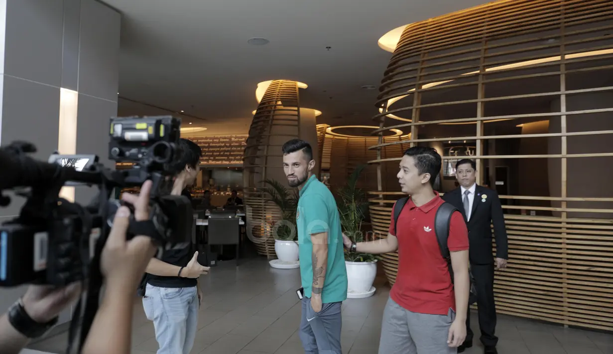 Pemain Timnas Indonesia , Stefano Lilipaly menyapa fans sebelum menikmati makan siang bersama para pemain Thailand di Hotel Novotel, Filipina, (18/11/2016). (Bola.com/Nicklas Hanoatubun)