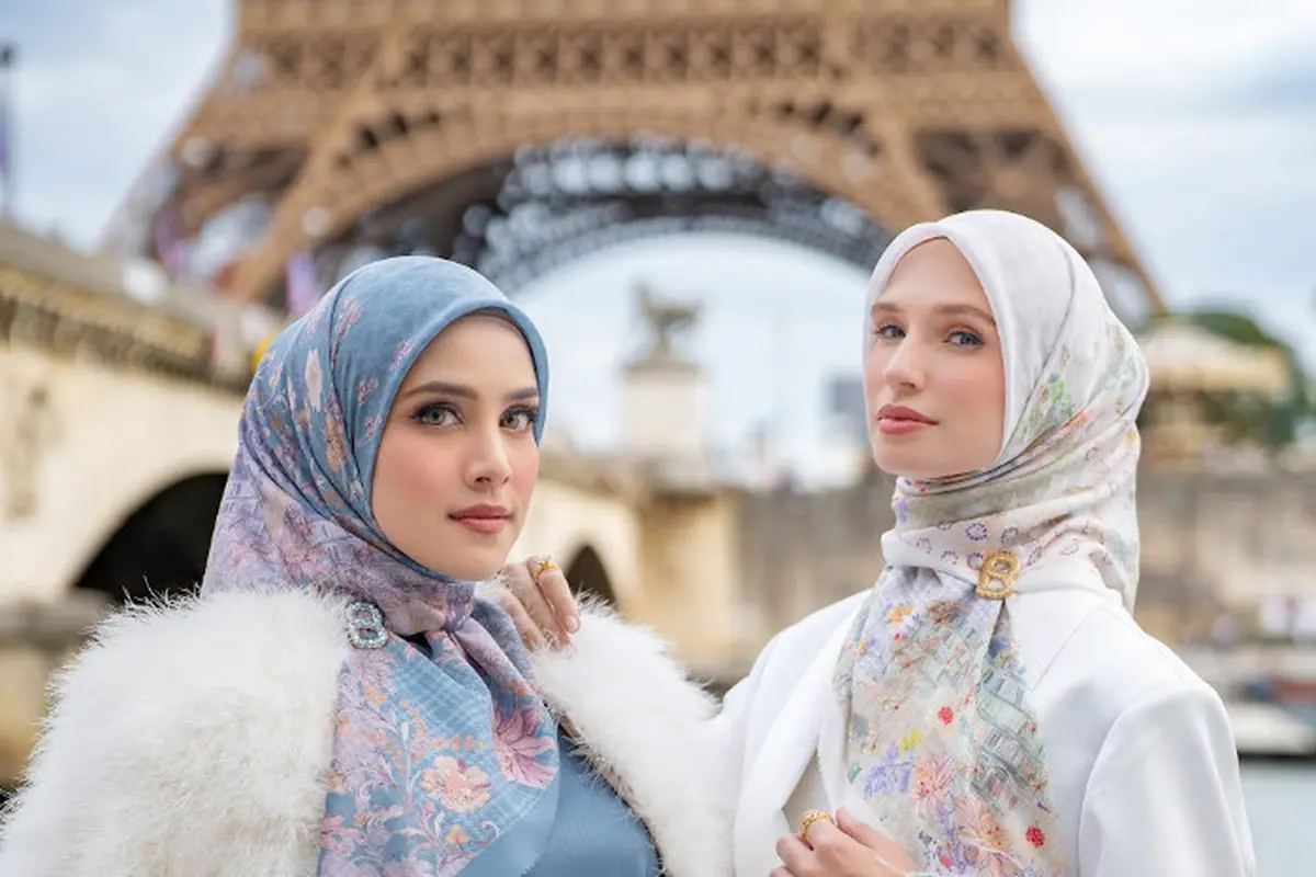 Buttonscarves Luncurkan Koleksi Emily in Paris