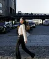 Dalam film tersebut, ia tampil dengan berbagai gaya khasnya, bergerak bebas di jalanan Manhattan hingga dalam studio foto, selaras dengan irama lagu klasik She Drives Me Crazy dari Fine Young Cannibals. [Dok/Chanel].