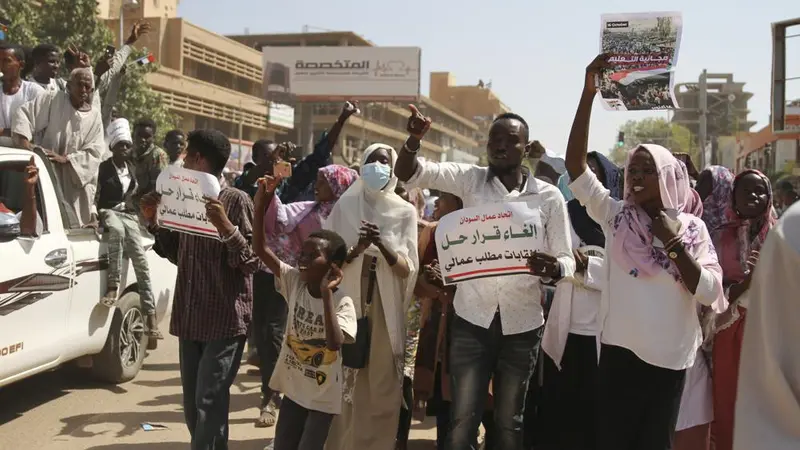 Demonstran Sudan ambil bagian dalam unjuk rasa menuntut pembubaran pemerintahan transisi, di luar istana presiden di Khartoum, Sudan, Sabtu, 16 Oktober 2021 (AP Photo)