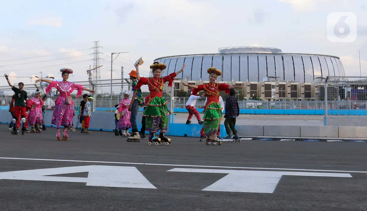 Peserta berparade dalam pagelaran Jakarnaval 2022 di Jakarta International Eprix Circuit, Ancol, Minggu (14/8/2022). Gelaran Jakarnaval 2022 yang mengangkat tema "Kekayaan Intelektual Nusantara untuk Dunia" tersebut menampilkan parade komunitas pegiat seni budaya, marching band, dan kendaraan hias. (Liputan6.com/Herman Zakharia)