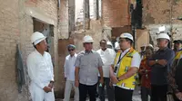 Ketua MPR, Ahmad Muzani bersama Gubernur Jawa Barat Dedi Mulyadi mengunjungi asrama MPR yang dibakar masa pada aksi demonstrasi 31 Agustus 2025. (Foto: Istimewa).