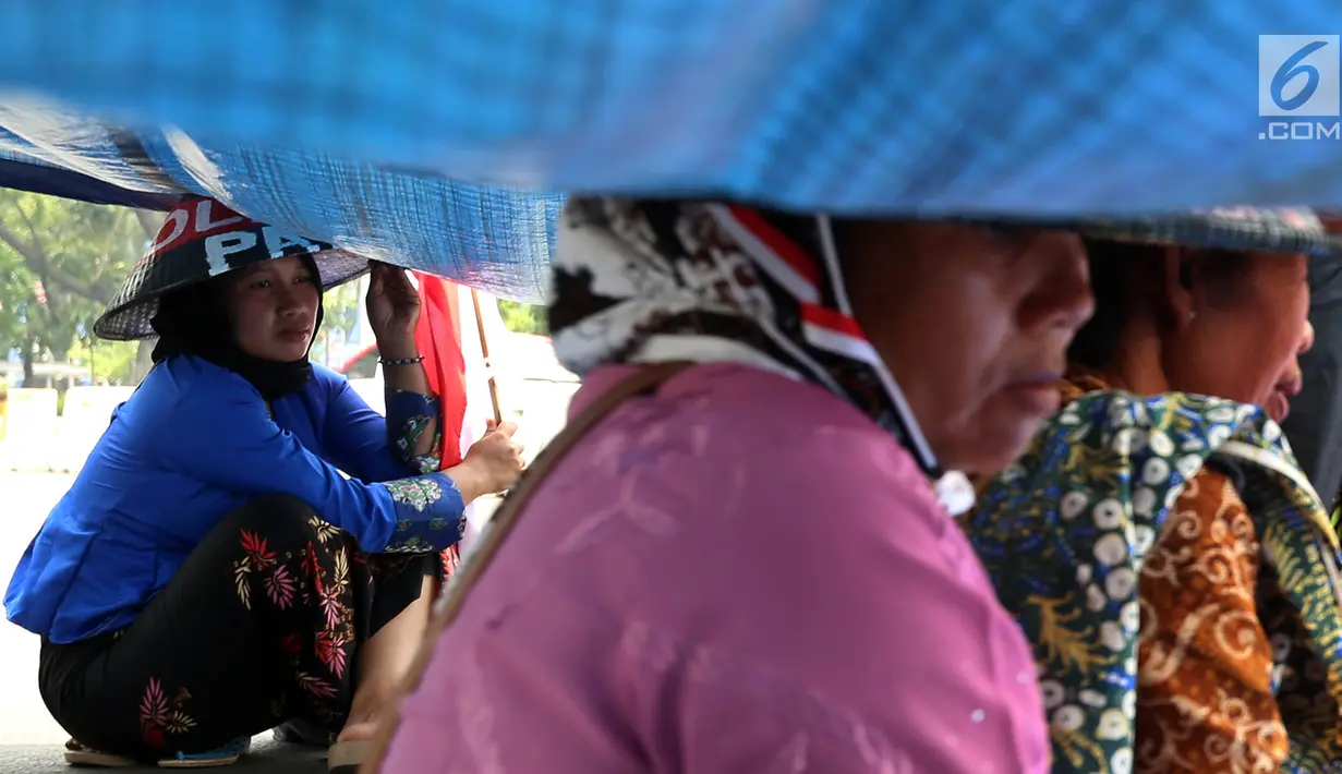 Petani Pegunungan Kendeng melakukan aksi teatrikal dan mendirikan tenda di depan Istana Merdeka, Jakarta, Senin (4/9). Mereka meminta Presiden Joko Widodo menghentikan pabrik semen yang masih beroperasi di tempat tinggalnya. (Liputan6.com/Johan Tallo)