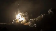 Roket SpaceX Falcon 9 dengan pesawat ruang angkasa Double Asteroid Redirection Test (DART) diluncurkan dari Space Launch Complex 4E, Vandenberg Space Force Base, California, AS, 23 November 2021. NASA meluncurkan pesawat ruang angkasa DART untuk menabrak asteroid. (Bill Ingalls/NASA via AP)