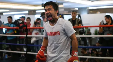 Petinju asal Filipina, Manny Pacquiao berteriak saat mengikuti sesi latihan di sebuah gym di Kuala Lumpur, Malaysia (11/7). Manny Pacquiao akan bertanding pada kelas welter melawan petinju Argentina Lucas Matthysse. (AFP Photo/Mohd Rasfan)