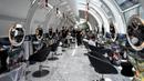 Suasana sebuah salon di Milan, Italia, Senin (18/5/2020). Italia secara perlahan melonggarkan kebijakan lockdown akibat pandemi virus corona COVID-19. (Claudio Furlan/LaPresse via AP)