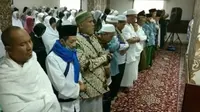 Jemaah calon haji yang berada di Makkah melakukan salat gaib mendoakan korban gempa di Lombok, NTB. (MCH Indonesia)