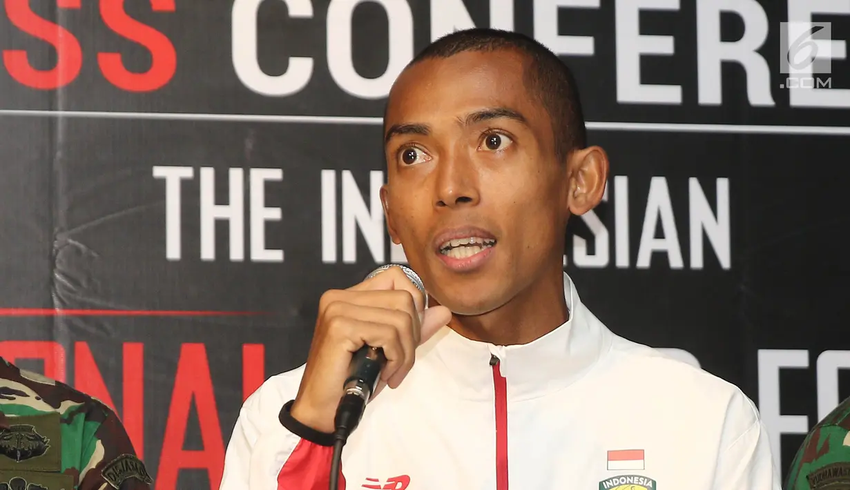 Atlet lari nasional, Agus Prayogo saat jumpa pers The Indonesian National Armed Forces International Marathon 2018 di Jakarta, Selasa (26/6). Total hadiah dari lomba lari maraton ini sebesar Rp 10 miliar. (Liputan6.com/Herman Zakharia)