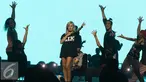Penyanyi Agnes Mo saat latihan bersama untuk tampil di HUT SCTV ke-26 di Istora Senayan, Jakarta, Senin (22/8). Agnes Mo akan membawakan beberapa lagu terpopuler sepanjang karirnya yang disiarkan langsung, Rabu (24/8). (Liputan6.com/Herman Zakharia)
