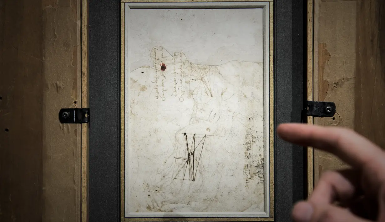 Gambar detail sketsa belakang karya Leonardo da Vinci yang dilelang di rumah lelang Tajan di Paris, Prancis (13/12). Sketsa lukisan itu ditemukan dalam portofolio seorang pensiunan dokter. (AFP/Philippe Lopez)