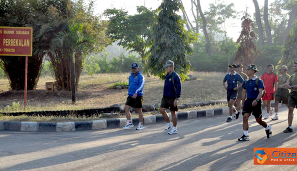 Citizen6, Surabaya: Komandan Pasmar-1 Kolonel Marinir R. Gatot Suprapto melaksanakan olahraga bersama Perwira Pasmar-1 di Trian Sutedi Senaputra Karang Pilang Surabaya, Selasa (4/9). (Pengirim: Roby Eka Sanjaya)