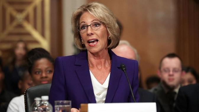Menteri Pendidikan Amerika Serikat Betsy DeVos saat dilantik pada 17 Januari 2017. (AFP Photo/CHIP SOMODEVILLA)