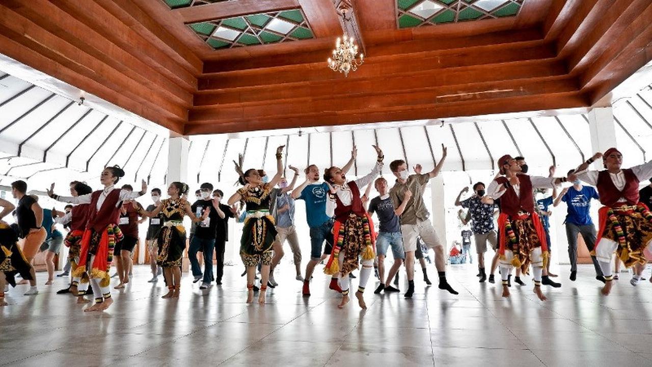 Menumbuhkan Minat Peserta Mancanegara Terhadap Budaya Indonesia Lewat IOI 2022