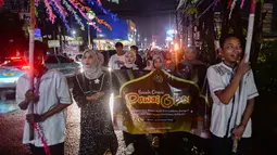 Dalam rangka menyambut datangnya bulan suci Ramadan 1447 Hijriah Musala Nurul Iman di kawasan Cinere,  Depok, Jawa Barat menggelar pawai obor. Tampak dalam foto, anak-anak saat mengikuti pawai obor di kawasan Cinere,  Depok, Senin (16/2/2026). (merdeka.com/Arie Basuki)