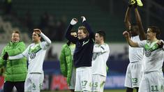 Para pemain Vfl Wolfsburg merayakan kemenangan usai mengalahkan KAA Gent pada leg kedua babak 16 besar  Liga Champion di di Volkswagen Arena, Wolfsburg, Rabu (9/3/2016) dini hari WIB.  (AFP/Odd Andersen)