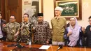 Ketua Umum PBNU, KH Said Aqil Siradj bersama tokoh lintas agama menggelar konferensi pers menyerukan perdamaian di Papua, di Jakarta, Senin (9/9/2019). Seruan untuk Papua damai dibacakan bergantian oleh seluruh tokoh yang hadir. (Liputan6.com/Angga Yuniar)