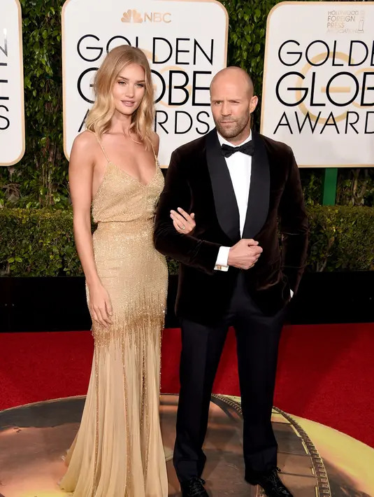 Model asal Inggris, Rosie Huntington-Whiteley mengumumkan  telah bertunangan dengan kekasihnya yang sudah lima tahun bersama, Jason Statham di acara Golden Globe Awards 2016 pada Minggu (10/1/2016) malam. (AFP/Bintang.com)