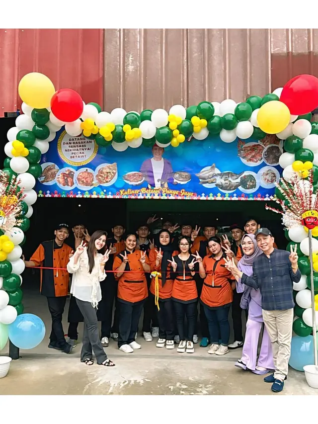 6 Potret Ayu Ting Ting di Pembukaan Cabang Warung Makan Ayah Ojak, Beri Dukungan