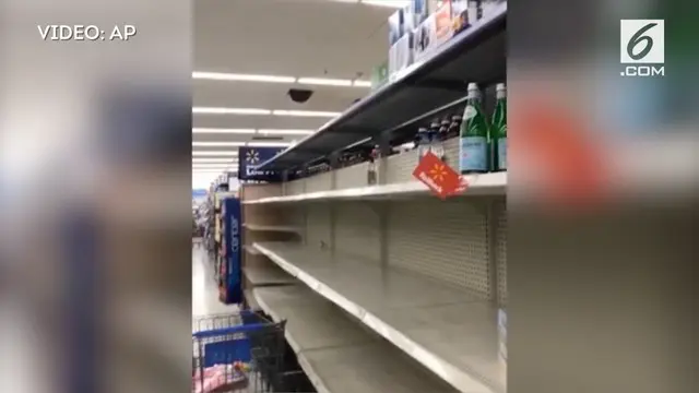 Bersiap menghadapi badai Irma, warga Florida menyerbu supermarket setempat untuk memborong makanan, air, dan keperluan darurat. 