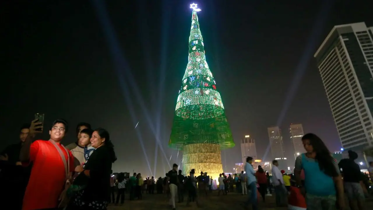 Pohon Natal tertinggi di dunia pada 2016 ada di Sri Lanka.