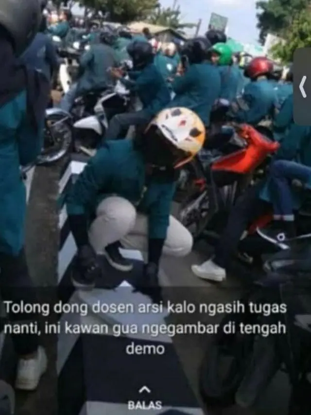 mahasiswa kerjakan tugas saat demo