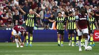 Striker Manchester City, Erling Haaland (tangan di angkat), berhasil mengukir hattrick saat timnya melumat West Ham United dengan skor 3-1 di London Stadium, Sabtu (31/8/2024) malam WIB. (AFP/HENRY NICHOLLS)&nbsp;