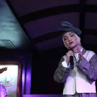 Penyanyi jebolan ajang pencarian bakat, Fatin Shidqia Lubis merilis lagu religi jelang ramadan. Penyanyi berjilbab itu mendaur ulang lagu yang dipopulerkan penyanyi legenda Chrisye. (Nurwahyunan/Bintang.com)