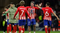 Gelandang Atletico Madrid, Rodrigo De Paul (tengah) berjabat tangan dengan Antoine Griezmann (kiri) dan Koke pada akhir pertandingan sepak bola leg pertama perempat final Liga Champions melawan Borussia Dortmund di Stadion Metropolitano, Madrid, 10 April 2024. (OSCAR DEL POZO/AFP)
