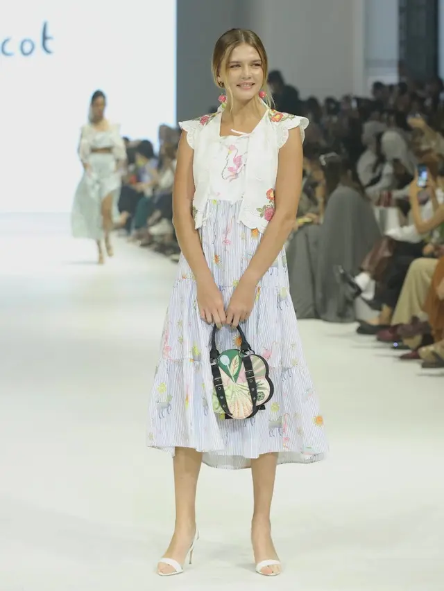 Kolaborasi Cottonink x Massicot di Jakarta Fashion Week 2024. [Fimela/Daniel Kampua]