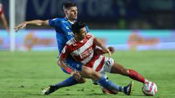 Pemain Persib Bandung, Nick Kuipers (kiri) berebut bola dengan pemain Madura United, Malik Risaldi pada laga leg 1 final Championship Series BRI Liga 1 2023/2024 antara Persib Bandung melawan Madura United di Stadion Si Jalak Harupat, Bandung, Minggu (26/05/2024). (Bola.com/M Iqbal Ichsan)