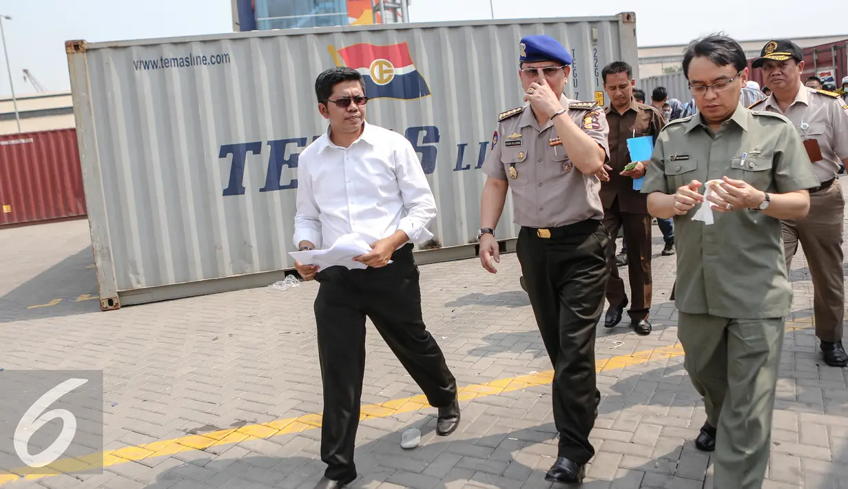 Kepala Badan POM Roy Sparringa dan Polisi Perairan Baharkam Polri menggelar sidak di Pelabuhan Tanjung Priok, Jakarta, Senin (6/7/2015). BPOM RI menyita 8 kontainer produk pertanian dan kosmetik ilegal dengan nilai Rp 13,5 M. (Liputan6.com/Faizal Fanani)