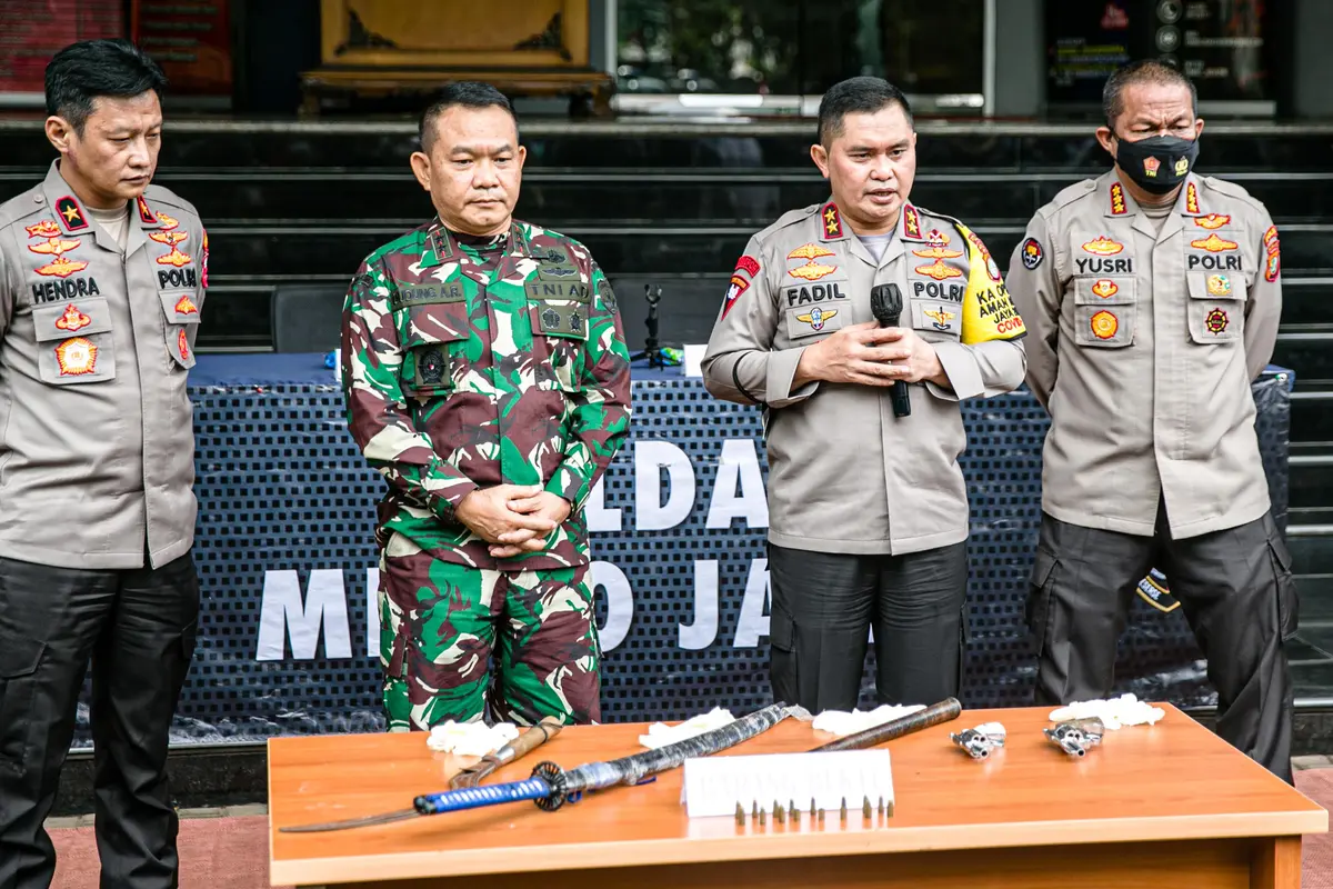 FOTO: Kapolda Metro Jaya dan Pangdam Jaya Beri Keterangan Terkait Penyerangan Petugas