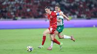 Pemain Timnas Indonesia, Jay Idzes, berusaha mengahalau pemain Bulgaria, Vladimir Nikolov, dalam laga final FIFA Series 2026 di Stadion Utama Gelora Bung Karno (SUGK), Senayan, Jakarta, Senin (30/03/2026). (Bola.com/M Iqbal Ichsan)