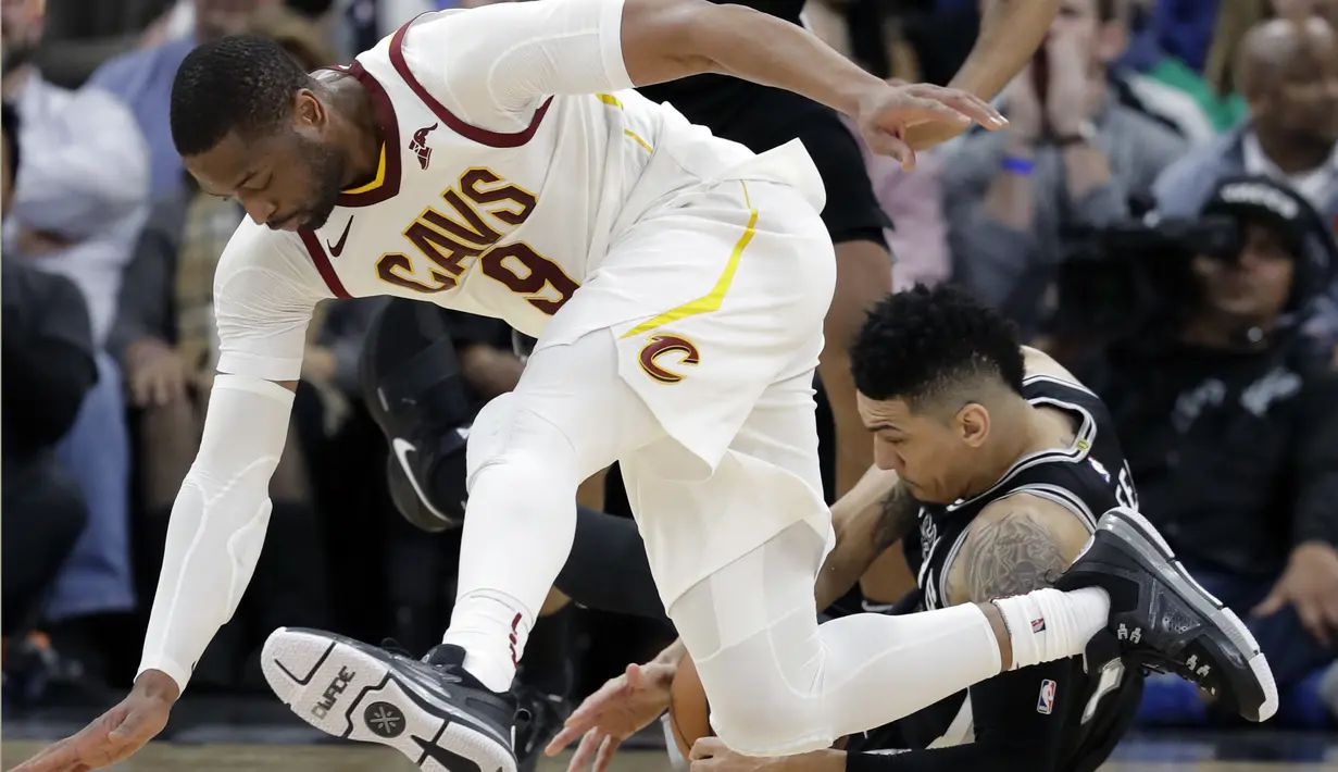 Pemain Cleveland Cavaliers, Dwyane Wade (9)  berebut bola dengan pemain San Antonio Spurs, Danny Green (kanan) pada lanjutan NBA di basketball game di AT&T Center, San Antonio, (23/1/2018). Spurs menang atas Cleveland 114—102. (AP/Eric Gay)