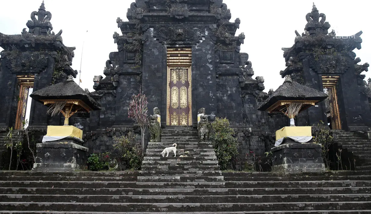 Suasana sepi di komplek Pura Besakih, Rendang, Bali, Minggu (3/12). Jika yang biasanya ramai aktivitas dan wisatawan, Komplek Pura Besakih sepi karena masuk dalam zona Kawasan Rawan Bencana (KRB) 3 Gunung Agung. (Liputan6.com/Immanuel Antonius)