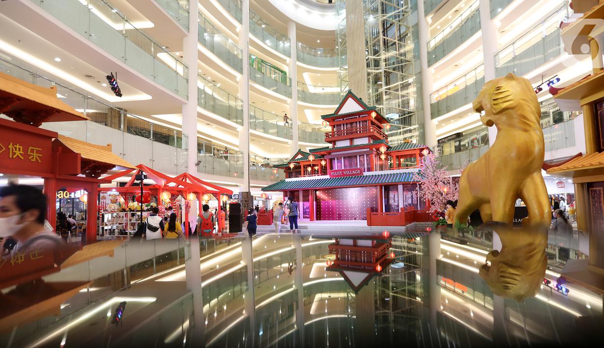 Suasana dekorasi sambut Tahun Baru China di Pluit Village Jakarta Utara (23/02/2022). Mengangkat tema Blooming Happiness salah satu mall yang dikelola Lippo Malls menampilkan dekorasi dengan konsep arsitektur tradisional chinesse yang didominasi dengan warna merah. (Liputan6.com/Fery Pradolo)