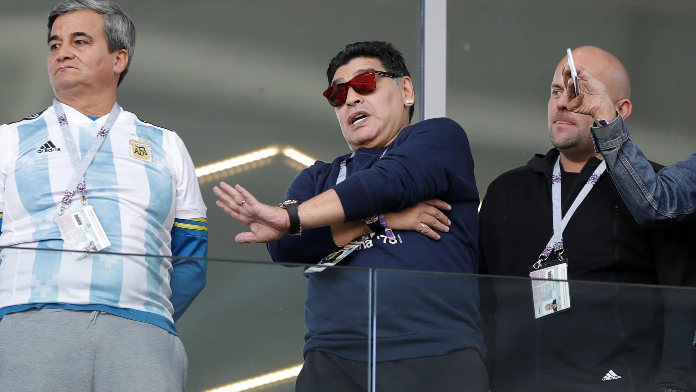 Diego Maradona (tengah) (AP/Ricardo Mazalan)