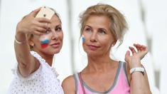 Dua fans Russian  berfoto selfie saat laga grup B Euro 2016 antara Inggris melawan Rusia di Stade Velodrome, Marseille, (11/6/2016). AFP/Valery Hache)